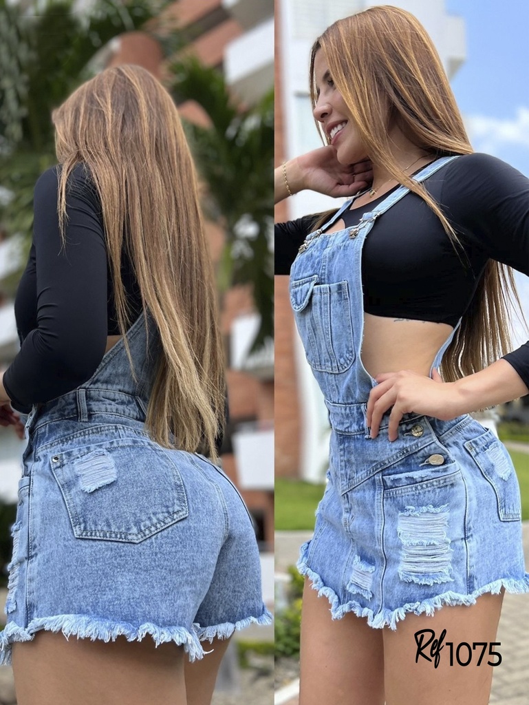 Overol Corto de Jean Azul Claro Desgastado con Bota Deshilachada