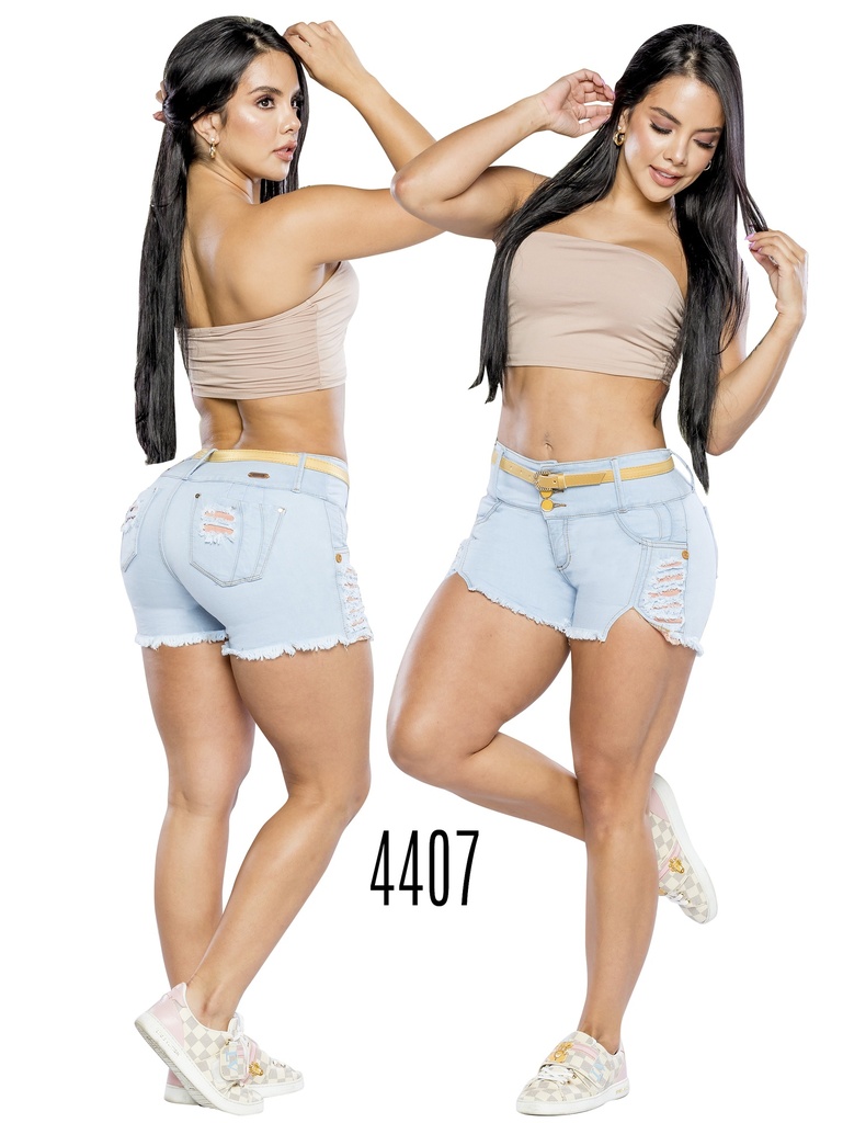 Short Levantacola de Jean Azul Hielo con Bota Deshilachada